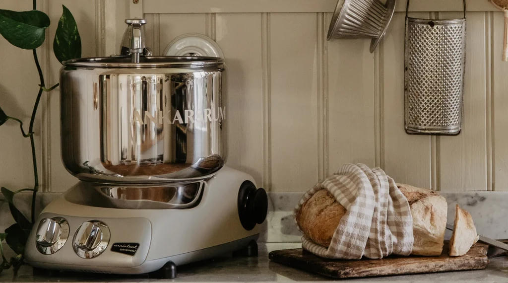 Küche mit Küchenmaschine und frischem Brot